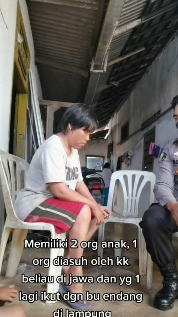 Mulia! Polisi Ini Beri Bantuan Sembako untuk Pedagang Kerupuk Tunanetra