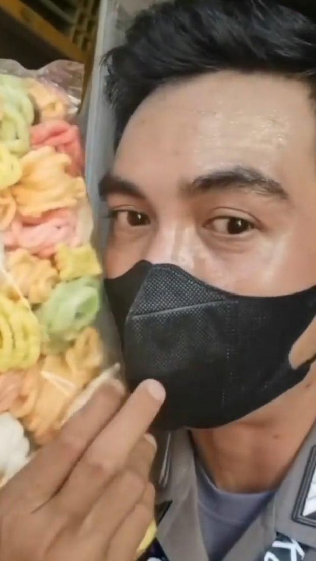 Mulia! Polisi Ini Beri Bantuan Sembako untuk Pedagang Kerupuk Tunanetra