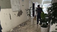 Survei Geologi AS dan Pusat Jaringan Gempa China menyatakan pusat gempa berada di kedalaman 10 Km. Gempa itu melanda daerah Luxian sekitar 120 Km barat daya kota besar Chongqing yang dihuni sekitar 30 juta orang. (Qiu Xin via AP).  
