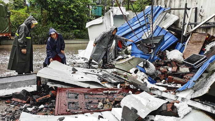 Potret China Porak Poranda Usai Diguncang Gempa M 6 Gempa berkekuatan magnitudo 6 guncang kawasan China. Tak hanya memporak-porandakan bangunan, gempa dilaporkan menewaskan 2 orang serta puluhan lainnya terluka.