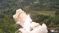 Laporan KCNA menyebut bahwa uji coba terbaru itu dilakukan resimen rudal yang dimuat kereta api yang telah direncanakan sejak awal tahun ini. Foto-foto yang dirilis media nasional Korut menunjukkan sebuah rudal berwarna hijau zaitun diluncurkan ke udara meninggalkan kepulan asap dan kobaran api. Tampak bahwa rudal itu ditembakkan dari atap sebuah kereta yang diparkir di jalur rel sebuah area pegunungan.