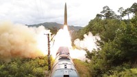 Dilansir dari Reuters, Kamis (16/9/2021), kantor berita Korea Utara (Korut), Korean Central News Agency (KCNA) dalam laporan terbarunya mengklaim rudal yang diluncurkan dari kereta api itu berhasil mengudara sejauh 800 kilometer sebelum mengenai target di lautan atau di lepas pantai timur Korut.