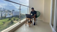 Perpanjangan lockdown ini dijadwalkan sampai akhir September 2021. Hal ini dilakukan guna mengisolasi klaster yang ada, mempercepat vaksinasi dan mencegah rumah sakit kewalahan di kota dengan 9 juta penduduk itu. Meskipun lebih dari 1 juta suntikan vaksin telah diberikan setiap hari akhir-akhir ini, tingkat vaksinasi Vietnam baru 5,2 persen dari 98 juta populasi, salah satu yang terendah di Asia Tenggara. AP/Mathieu Le Besq