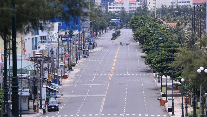 Potret Sunyi Sepi Vietnam Saat Lockdown Diperpanjang Vietnam terus memperpanjang aturan pembatasan untuk mencegah penyebaran Covid-19. Ibu Kota Hanoi dan beberapa provinsi lainnya meminta kelonggaran pembatasan dan otoritas penerbangan mengusulkan untuk melanjutkan penerbangan domestik.