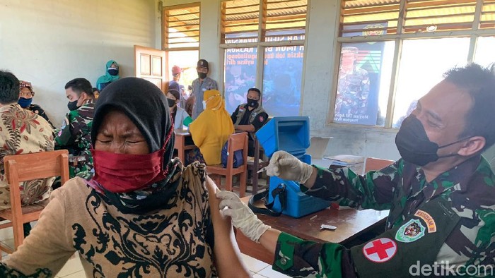 Prajurit TNI melakukan vaksinasi terhadap warga pelosok Karawang