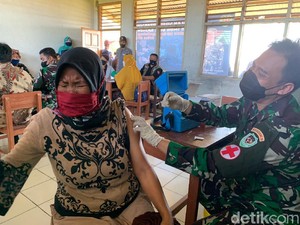 Melihat Prajurit TNI Jemput Bola Vaksinasi Warga Pelosok Karawang