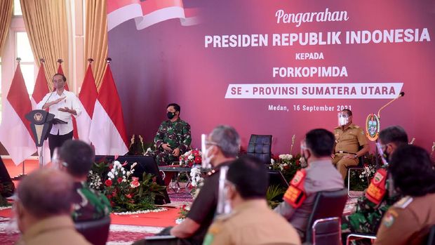 Presiden Joko Widodo Presiden Jokowi saat memberikan arahan di Rumah Dinas Gubsu Medan