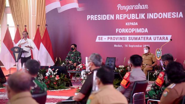 Presiden Jokowi saat memberikan arahan di Rumah Dinas Gubsu Medan