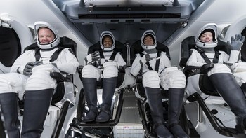 Keempat anggota misi Inspiration4. Penerbangan ini dibiayai oleh pendiri dan CEO perusahan teknologi Shift4 Payments Jared Isaacman (kedua dari kanan). Foto: SpaceX