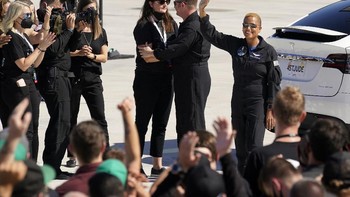 Dr. Sian Proctor, salah satu awak misi Inspiration4, melambaikan tangan sebelum menuju landasan peluncuran. Dia adalah seorang profesor geologi di South Mountain Community College, Arizona. Sian pernah hampir terpilih jadi astronaut NASA di 2009, tapi gagal di saat-saat akhir. Foto: AP