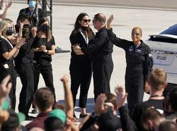 Momen 4 Warga Biasa Terbang ke Luar Angkasa Naik Roket SpaceX