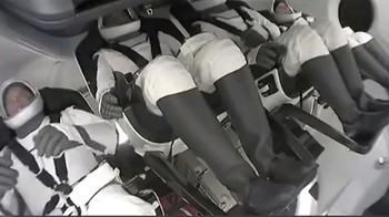 Keempat anggota misi Inspiration4 di dalam kapsul Crew Dragon saat sudah mengangkasa. Di angkasa, mereka akan mengitari Bumi 90 menit sekali dengan kecepatan sekitar 22 kali kecepatan suara. Foto: SpaceX