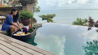 Berada di sebuah resort mewah yang ada di Bali, Raisa tak melewatkan momennya menikmati floating breakfast dengan menu egg-bennedict, jus jeruk, dan buah segar. Foto: Instagram @raisa6690