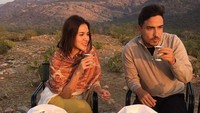 Raisa juga pernah bernostalgia dengan mengunggah potretnya bersama Hamish Daud saat liburan. Saat itu, keduanya menikmati secangkir kopi hangat dan makanan di puncak gunung. Foto: Instagram @raisa6690