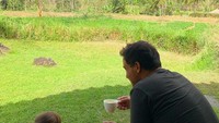 Diketahui kalau Raisa bersama sang suami dan putrinya tinggal di Bali. Ini salah satu momen mereka saat minum kopi dan teh cantik di sore hari. Foto: Instagram @raisa6690