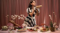 Masih memiliki unsur klasik yang elegan, Raisa kembali berpotret dengan sejumlah makanan, termasuk pie. Foto: Instagram @raisa6690