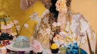 Raisa pernah menjalani pemotretan yang konsepnya unik. Ia mengenakan gaun putri kerajaan dengan beragam kue lezat di atas meja. Foto: Instagram @raisa6690