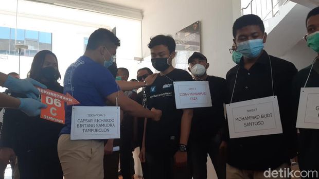 Rekonstruksi kasus mahasiswa PIP Semarang tewas dipukuli seniornya di Polrestabes Semarang. Terungkap fakta baru korban dipukuli dengan lutut.