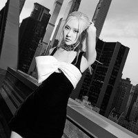 Rose BLACKPINK telah menjadi perbincangan hangat saat dikabarkan menghadiri Met Gala 2021. Unggahan fotografer Miles Diggs (@diggzy) melaporkan dirinya melakukan fitting baju di butik Yves Saint Laurent pada Senin (12/9/2021). Ia mewakili YSL sebagai global ambassador dalam acara penggalangan dana tahunan itu. Foto: dok Instagram @roses_are_rosie