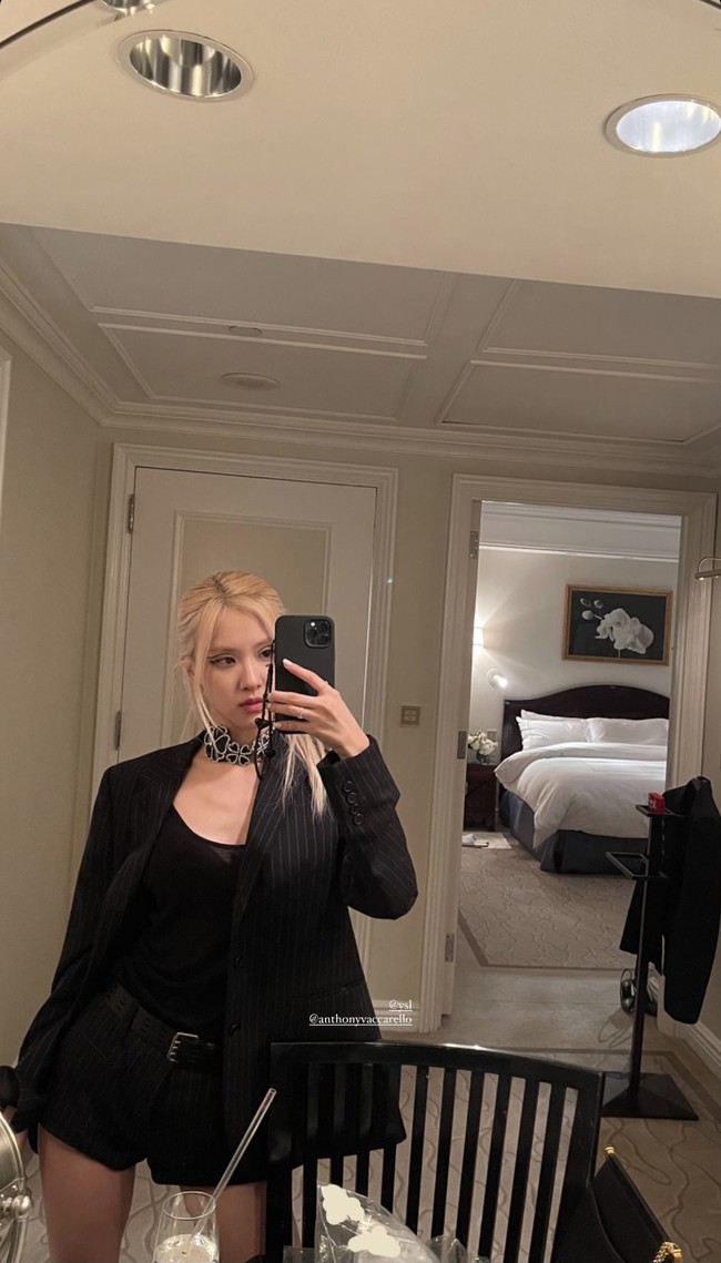 Saat tiba di red carpet, Rose BLACKPINK mengenakan dress keluaran Saint Laurent yang pernah dikenakannya dalam majalah ELLE Korea edisi September 2021. Rose kemudian memadukan blazer hitam garis-garis dengan celana pendek warna serasi untuk menghadiri after party. Foto: Invision/Evan Agostini/AP