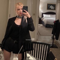 Saat tiba di red carpet, Rose BLACKPINK mengenakan dress keluaran Saint Laurent yang pernah dikenakannya dalam majalah ELLE Korea edisi September 2021. Rose kemudian memadukan blazer hitam garis-garis dengan celana pendek warna serasi untuk menghadiri after party. Foto: Invision/Evan Agostini/AP