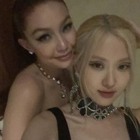 Rose BLACKPINK pertama kali membagikan momen bersama Gigi Hadid lewat Instagram Story (@roses_are_rosie). Keduanya meninggalkan acara Met Gala 2021 bersamaan. Gigi Hadid sendiri diketahui sebagai penggemar BLACKPINK, karena terlihat mengenakan kaus merchandise dalam Instagram Story (@gigihadid). Foto: dok Instagram @roses_are_rosie