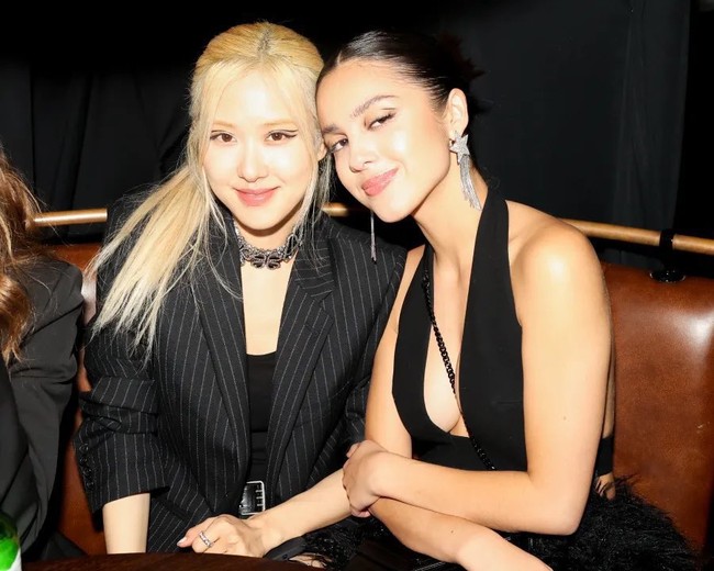 Olivia Rodrigo dan Rose BLACKPINK sebelumnya pernah makan bersama saat sang idol berada di Los Angeles. Keduanya bertemu kembali dan duduk di satu meja selama after party Met Gala 2021. Pelantun lagu ‘good 4 u’ itu mulai mengikuti akun Instagram Rose dan menuliskan komentar “beauty queen” dalam unggahannya. Foto: dok Twitter @jenniesrenes
