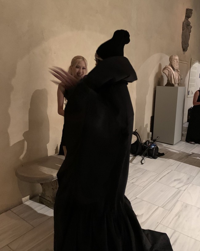 Jurnalis Vogue, Keaton Kilde membagikan foto pertemuan Rose BLACKPINK dan Rihanna lewat akun Instagram (@keatonkildebell). Ia mengenalkan keduanya dan menuliskan caption, “Aku memperkenalkan Rose kepada Rihanna di MET Gala, dan mereka langsung saling jatuh cinta.” Foto: dok Instagram @keatonkildebell