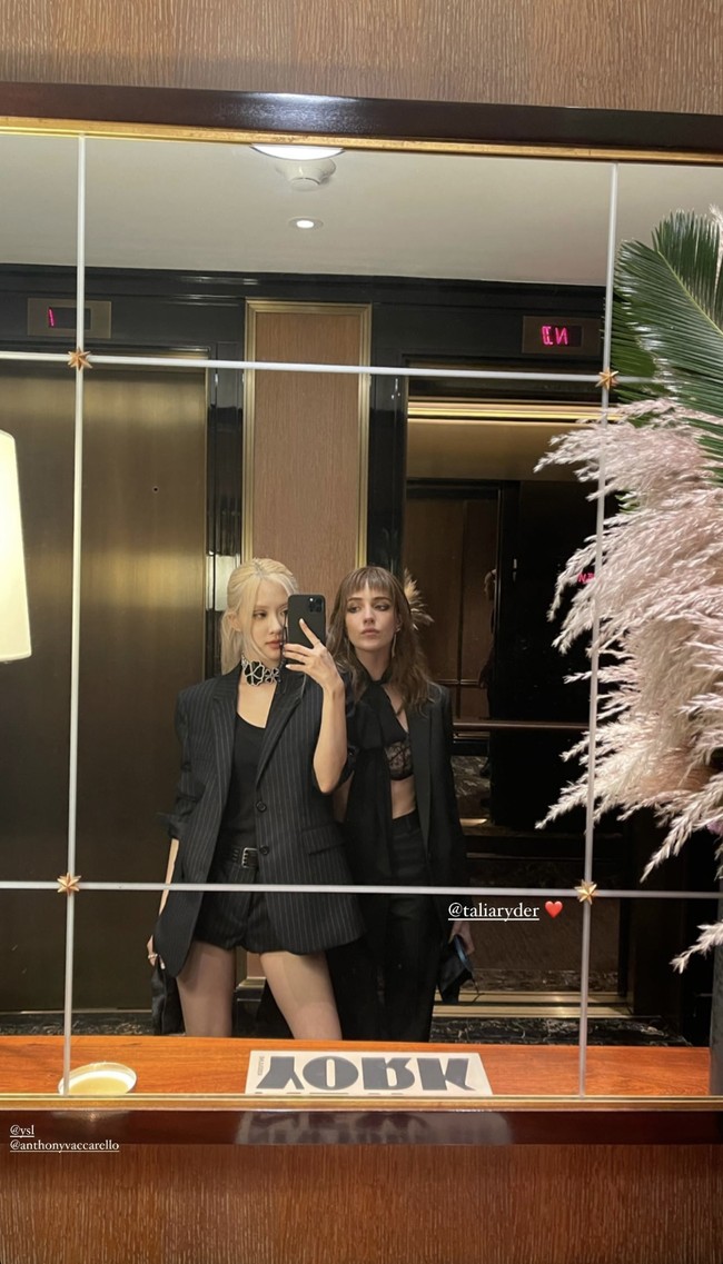 Rose BLACKPINK juga membagikan momen kebersamaannya dengan aktris Talia Ryder saat menghadiri after party bersama. Keduanya sama-sama mengenakan koleksi Yves Saint Laurent di red carpet. Foto: dok Instagram @roses_are_rosie