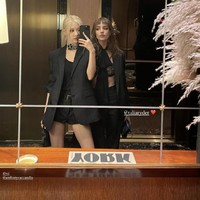 Rose BLACKPINK juga membagikan momen kebersamaannya dengan aktris Talia Ryder saat menghadiri after party bersama. Keduanya sama-sama mengenakan koleksi Yves Saint Laurent di red carpet. Foto: dok Instagram @roses_are_rosie