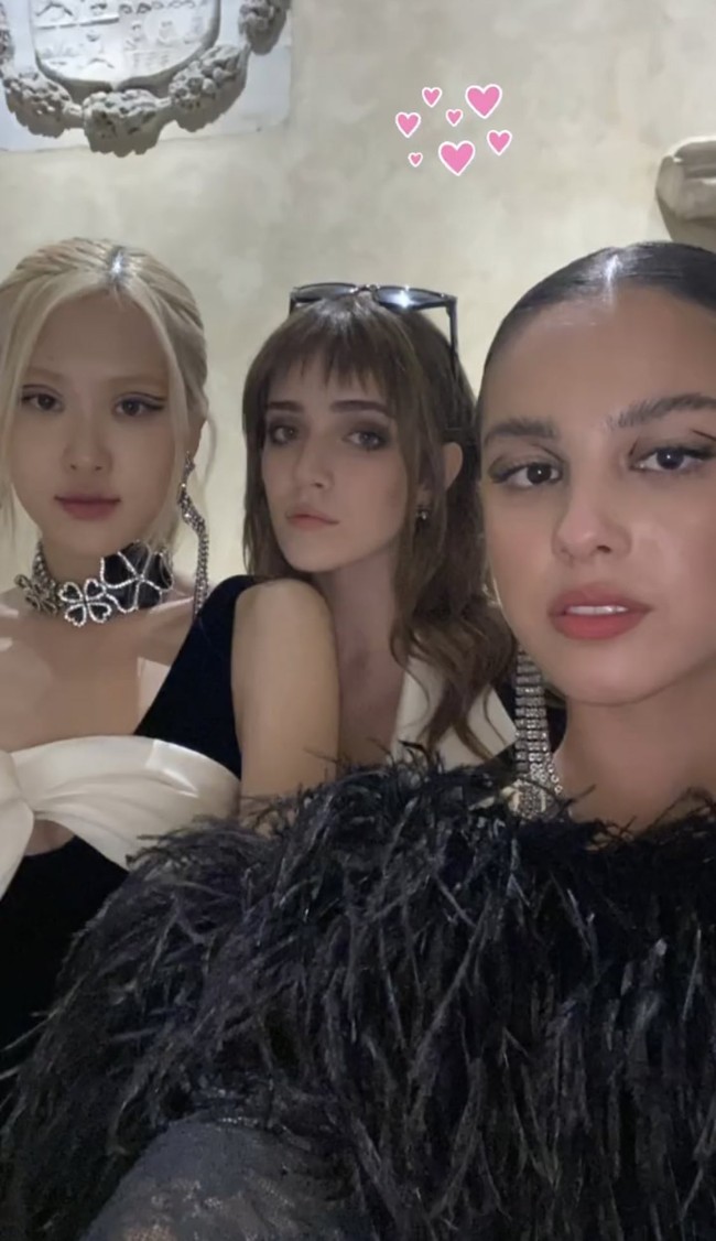 Pemilik nama asli Park Chae Young itu pun selfie bersama Olivia Rodrigo dan Talia Ryder. Talia sebelumnya pernah menjadi model video klip lagu Olivia Rodrigo berjudul ‘deja vu’. Foto ketiganya dibagikan oleh Olivia lewat Instagram Story (@oliviarodrigo). Foto: dok @oliviarodrigo