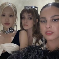 Pemilik nama asli Park Chae Young itu pun selfie bersama Olivia Rodrigo dan Talia Ryder. Talia sebelumnya pernah menjadi model video klip lagu Olivia Rodrigo berjudul ‘deja vu’. Foto ketiganya dibagikan oleh Olivia lewat Instagram Story (@oliviarodrigo). Foto: dok @oliviarodrigo