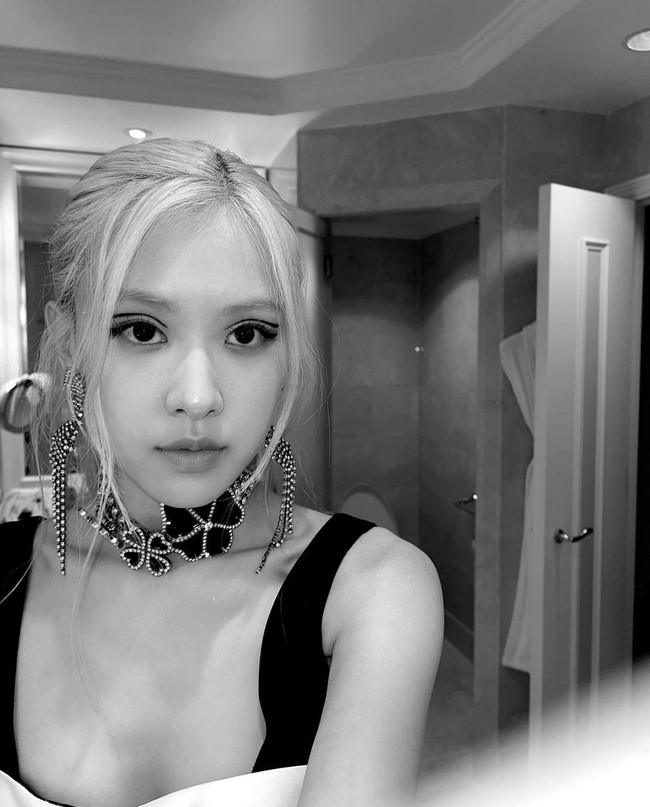 Walaupun tak bertemu, Hailey Bieber terlihat membicarakan Rose BLACKPINK dengan Anja Rubik. Penggemar dapat membaca gerak bibir Hailey dalam video yang dibagikan Vogue. “Dari BLACKPINK? Ya. Yah, sebenarnya aku tidak mengenalnya… belum pernah bertemu dengannya sebelumnya tapi dia sangat terkenal. BLACKPINK luar biasa.” Foto: dok Instagram @roses_are_rosie