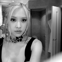 Walaupun tak bertemu, Hailey Bieber terlihat membicarakan Rose BLACKPINK dengan Anja Rubik. Penggemar dapat membaca gerak bibir Hailey dalam video yang dibagikan Vogue. “Dari BLACKPINK? Ya. Yah, sebenarnya aku tidak mengenalnya… belum pernah bertemu dengannya sebelumnya tapi dia sangat terkenal. BLACKPINK luar biasa.” Foto: dok Instagram @roses_are_rosie