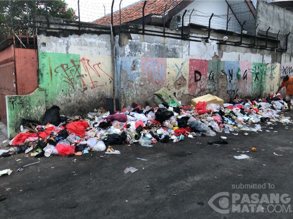 Sampah di jalan Kramat, Senen, Jakarta Pusat.