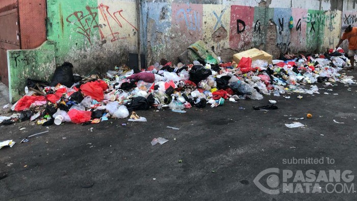 Sampah di jalan Kramat, Senen, Jakarta Pusat.