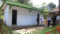 Sarana kesehatan yang diberikan itu juga berupa fasilitas cuci tangan serta pembagian masker kepada petani mitra produksi benih dan penduduk sekitar.
