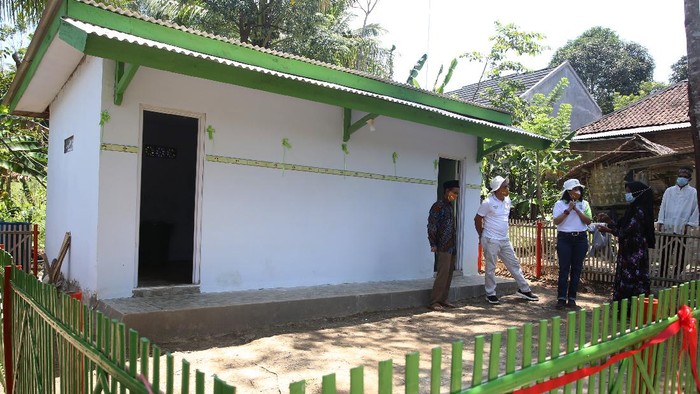 Guna memerangi pandemi COVID, Ewindo memberikan bantuan sumur bor untuk akses air bersih, kamar mandi serta perbekalan untuk pencegahan COVID-19 di Pandeglang, Banten.
