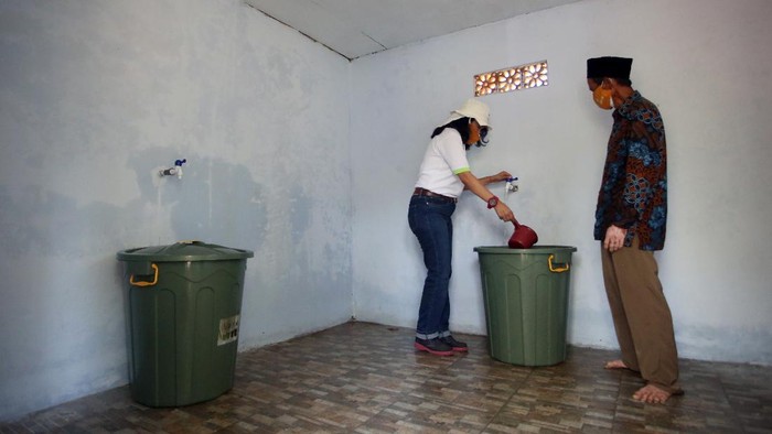 Sarana Kesehatan untuk Petani Pandeglang Guna memerangi pandemi COVID, Ewindo memberikan bantuan sumur bor untuk akses air bersih, kamar mandi serta perbekalan untuk pencegahan COVID-19 di Pandeglang, Banten.