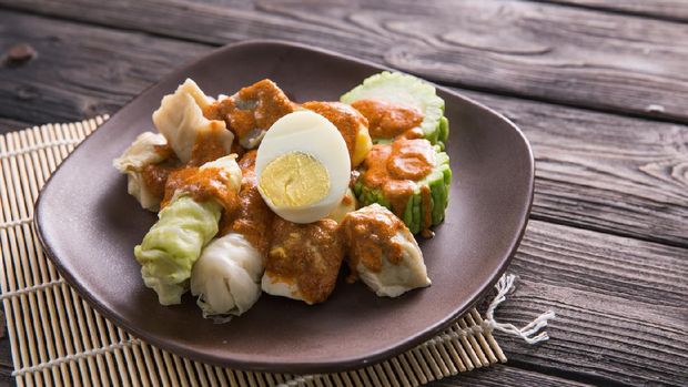 siomay. traditional indonesian food with peanut sauce. dumpling