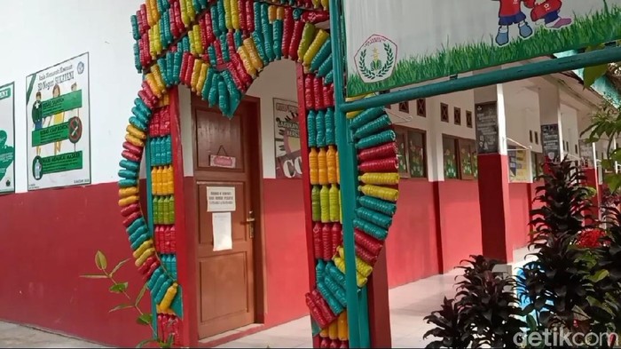 Siswa SD di Cianjur sulap botol plastik jadi hiasan taman hingga furnitur
