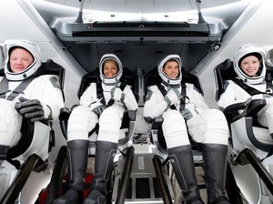SpaceX Meluncur ke Luar Angkasa Bawa 4 Kru Warga Sipil Pertama dalam Sejarah