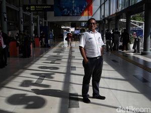 Cerita Mereka yang Pasang Badan di Balik Sibuknya Stasiun Pasar Senen