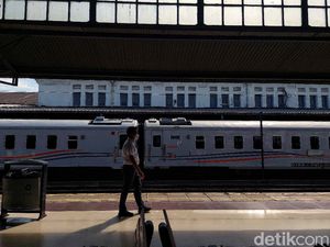 Cerita Pegawai Stasiun KA: Asah Bahasa Asing Lewat Google demi Penumpang