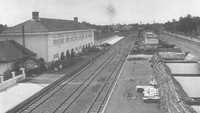 Penampakan Stasiun Pasar Senen pada zaman dahulu. Diketahui sebelum ada sistem elektrik, dulunya memakai istilahnya sistem lengan. Jadi ada tiang tinggi yang ada lengannya, jadi itu dinamakan sinyal lengan yang mengatur ada di rumah sinyal yang ada di di ujung peron. dok Spoorwegstation op Java via KAI Heritage