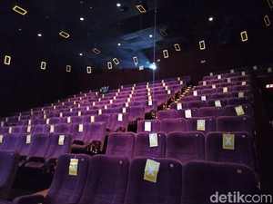 Masuk Bioskop Bareng Pacar Boleh Gandengan tapi Haram Duduk Sebelahan