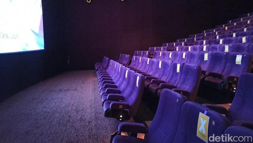 Suasana Bioskop Hari Pertama