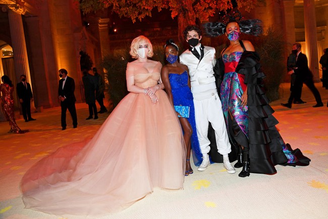 Penyanyi Billie Eilish, penyair Amanda Gorman, aktor Timothée Chalamet, dan bintang tenis Naomi Osaka terpilih sebagai co-chair MET Gala 2021. Salah satu tugas mereka adalah mendampingi bos majalah Vogue Anna Wintour untuk menyambut para tamu di dalam museum. (Foto: Getty Images for The Met Museum/Vogue)