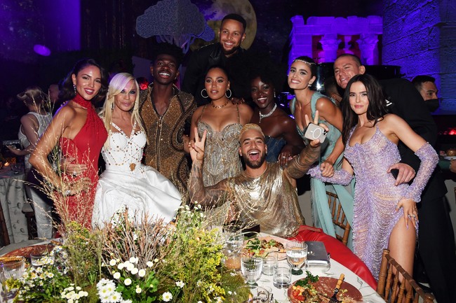 Selain membeli tiket, ada pula artis yang datang atas undangan desainer yang membeli satu meja khusus. Di MET Gala 2021, Donatella Versace mengundang rapper Maluma, aktris Lupita Nyongo, rapper Lil Nas X, Channing Tatum, model Taylor Hill dan Zoey Dutch. (Foto: Getty Images for The Met Museum//Kevin Mazur/MG21)
