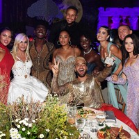 Selain membeli tiket, ada pula artis yang datang atas undangan desainer yang membeli satu meja khusus. Di MET Gala 2021, Donatella Versace mengundang rapper Maluma, aktris Lupita Nyongo, rapper Lil Nas X, Channing Tatum, model Taylor Hill dan Zoey Dutch. (Foto: Getty Images for The Met Museum//Kevin Mazur/MG21)